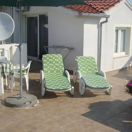 Ksenija - With Garden & Bbq Apartment *