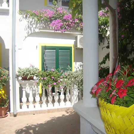 Ksenija - With Garden & Bbq Apartment *