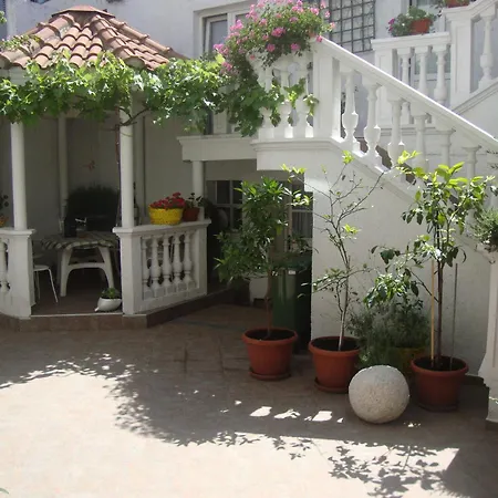 Apartment Ksenija - With Garden & Bbq *