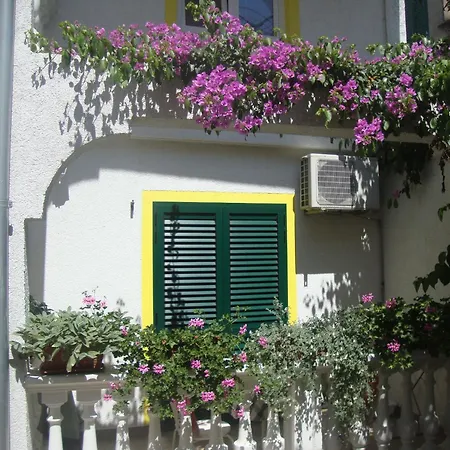 Apartment Ksenija - With Garden & Bbq