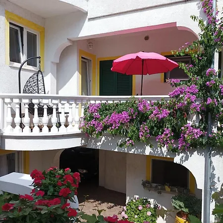 Apartment Ksenija - With Garden & Bbq